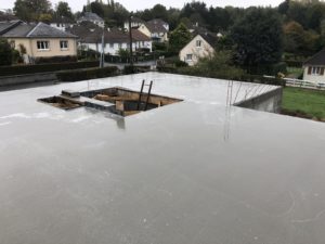 Le plancher en béton sert de supports pour les revêtements de sols ou pour les chapes. Il assure également une bonne isolation phonique et thermique.