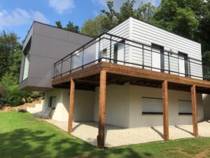 En bois, en métal ou en acier, une balustrade permet de délimiter votre balcon ou votre terrasse.
Elle permet également de sécuriser vos espaces grâce à ses barres qui vous éviterons de chuter accidentellement.