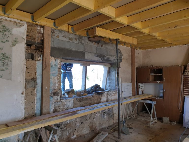 Ouverture d'une grande fenêtre dans un bâtiment pierre (vue intérieur)