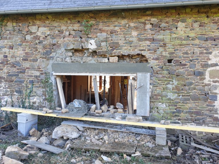 Ouverture d'une grande fenêtre dans un bâtiment pierre