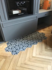 Parquet massif, parquet contrecollé ou parquet stratifié, nous vous proposons une gamme très variée en fonction de vos envies et de vos besoins. Le parquet vous permet de mettre en valeur une pièce ou toute votre habitation. Noble et esthétique, le parquet apporte également une bonne isolation thermique et phonique. Nos artisans menuisiers posent tous types de parquets, que ce soit en pose flottante, collée ou clouée.