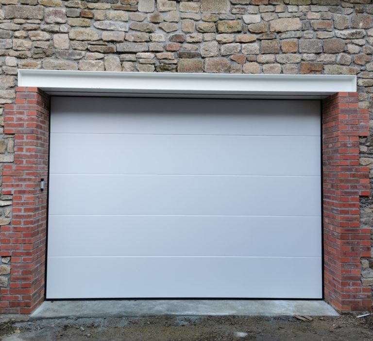 Menuisier à Vire pose une porte de garage